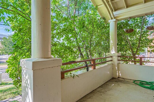 Building Photo - 1417 Rosewood Ave