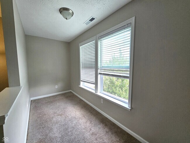 Building Photo - 7252 Lockford Walk N