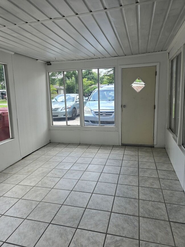 Building Photo - 1905 E Linda St