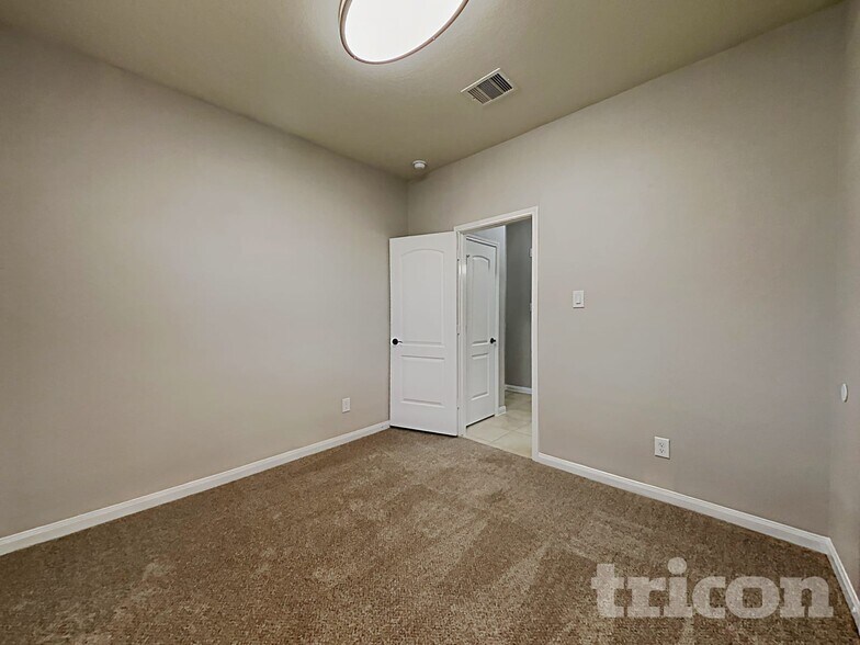Building Photo - 7611 Daisy Port Ln