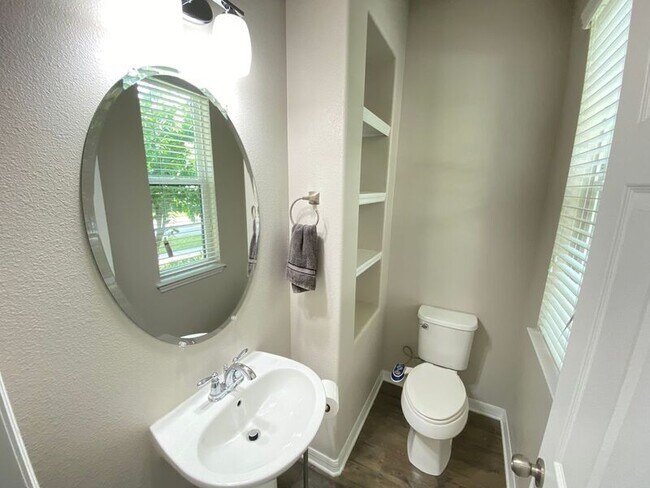 Building Photo - 2609 Amati Dr