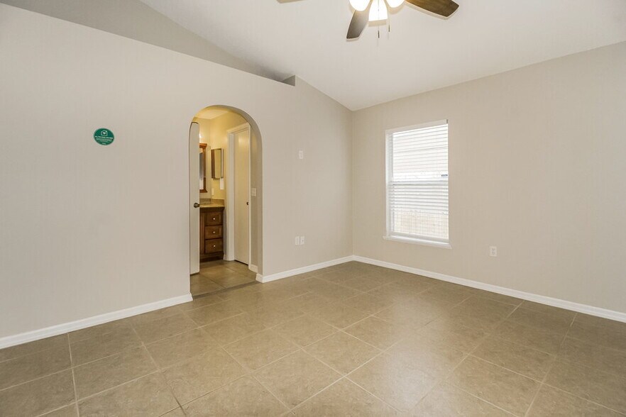 Building Photo - 8706 Claiborne Ct