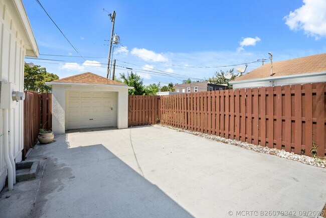 Building Photo - 517 55th St