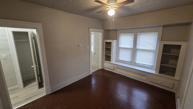 Building Photo - "2-Bedroom with Full Bath -Spacious"