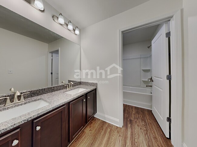 Building Photo - 5060 Hudson Vly Dr