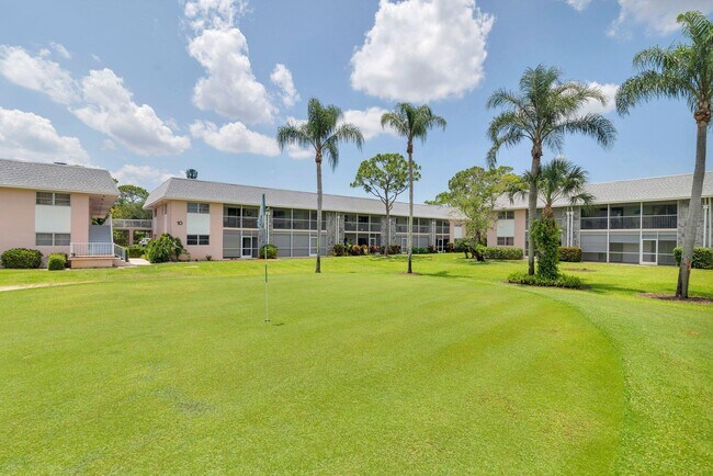 Building Photo - 18081 SE Country Club Dr