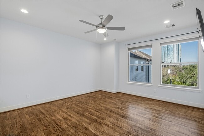 Building Photo - 2324 Camden Dr