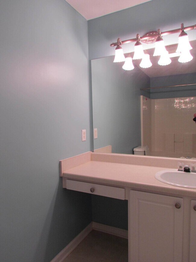 Building Photo - "Charming 2-Bed Oasis with 2.5 Baths in Nashville's Heart - 1,234 Sq Ft of Comfort!" End Unit