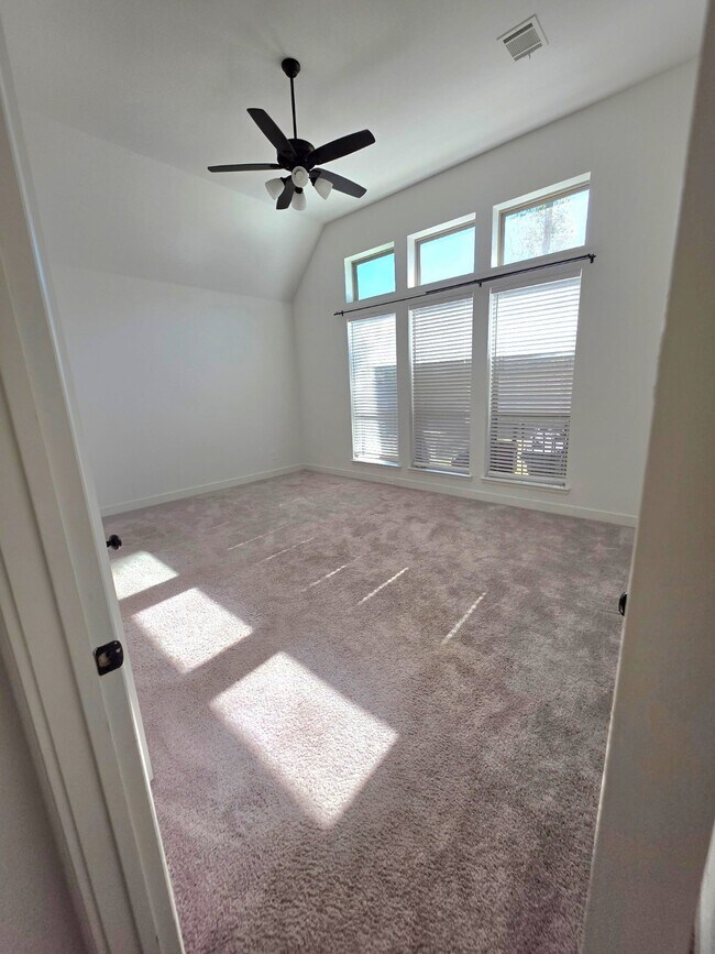 Building Photo - 15365 Legacy Pk Wy