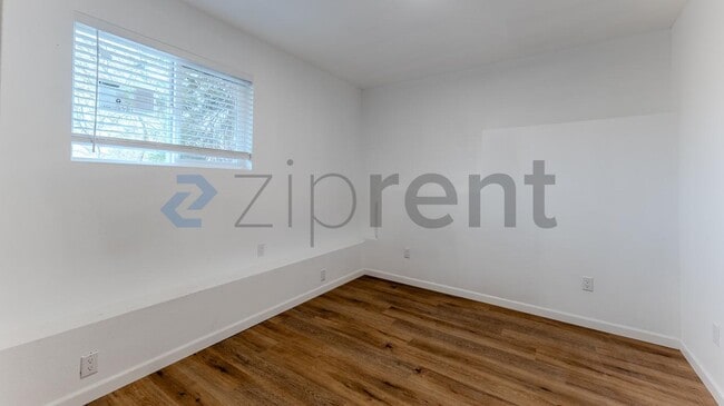 Building Photo - 307 E Thorn St