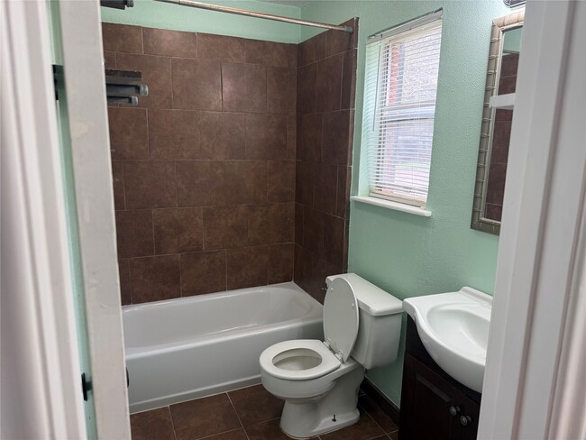 Building Photo - 141 Slade St