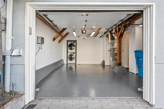 Building Photo - Beautiful 3 Bedroom 2 Bathroom Single Fami...