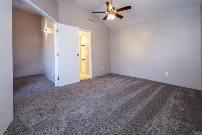 Building Photo - 4021 N Weimer Pl