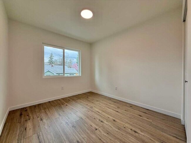 Building Photo - 3925 E 32nd Ave