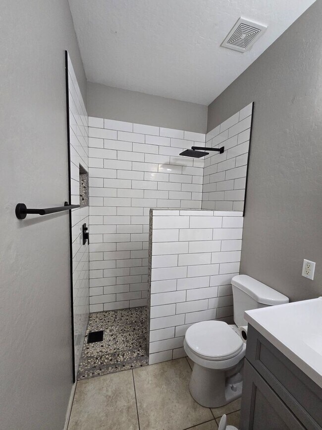 Building Photo - 3 Bedroom, 2 Bath with Den Available Now!