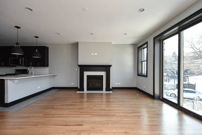 Building Photo - 3923 N Ashland Ave