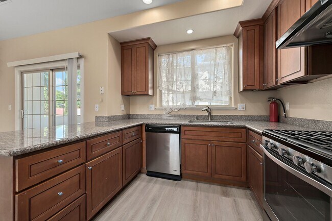 Building Photo - 562 Lambert Terrace