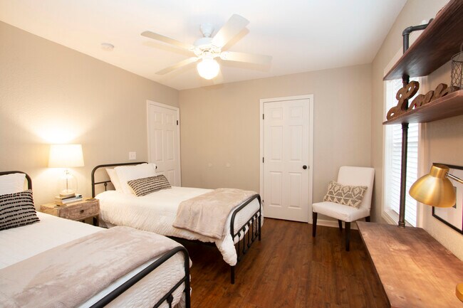 2nd bedroom with two twin beds - 1909 W. 47th Terr
