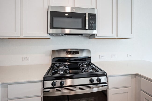 Building Photo - 606 W Cypress St