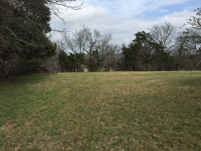 Building Photo - 3 Bedroom 1.75 Bath with a Spacious Lot