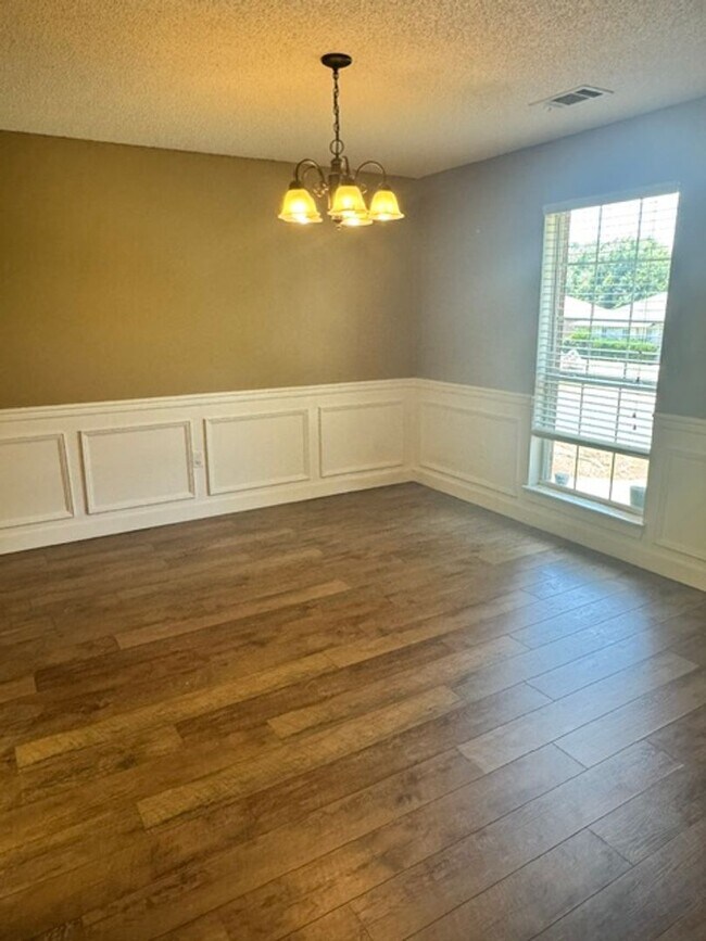 Building Photo - Spacious 4 Bedroom in South Crestview!