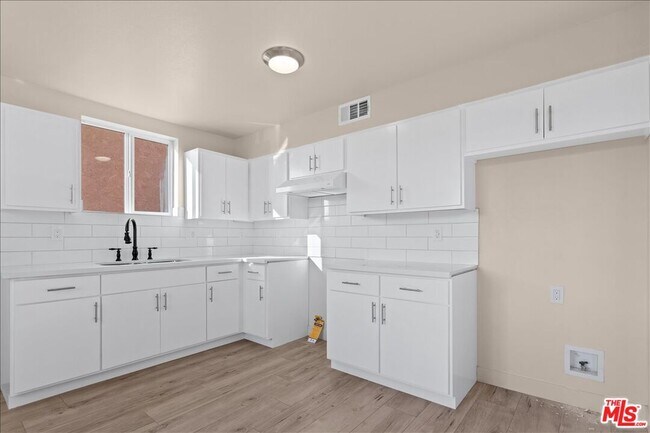 Building Photo - 707 W 80th St