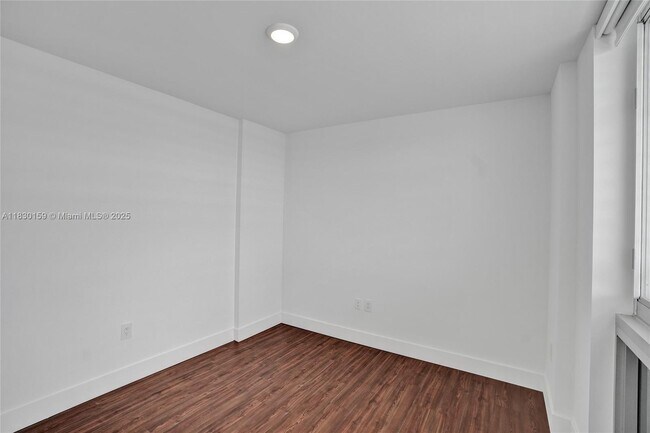Building Photo - 9261 E Bay Harbor Dr