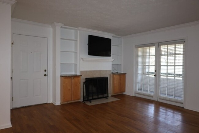 Building Photo - 2 bed 2 Baths Condominium-Rent (*2nd Month...