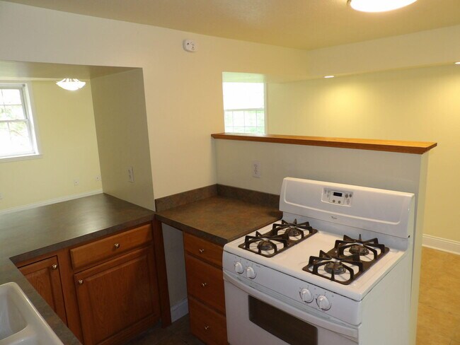 Building Photo - 102 Cedar Dr