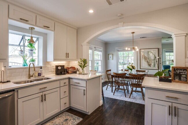 Building Photo - A Stunning, Updated Home in the heart of Dallas
