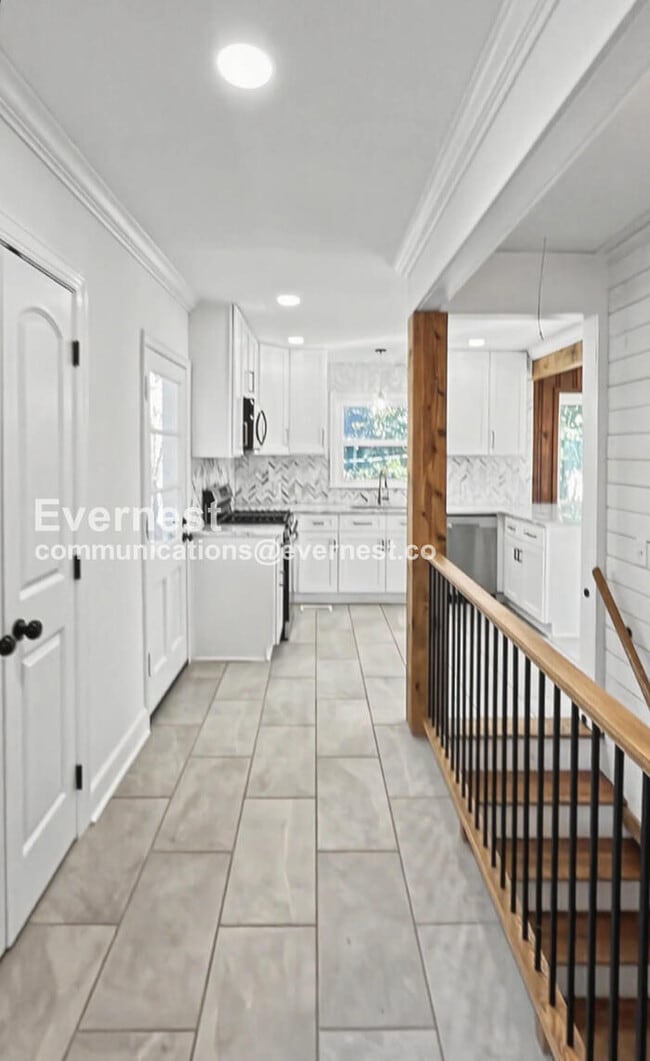 Building Photo - 3 Bed, 2 Bath Home with Fenced Yard / Pet-Friendly / Available Now!