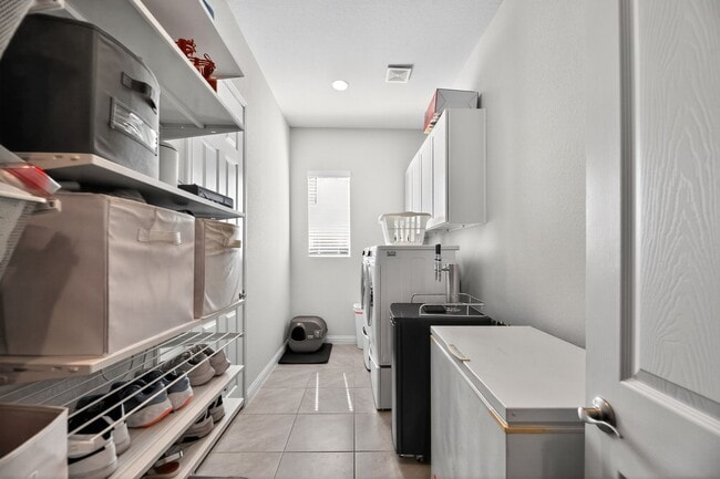Building Photo - GATED COMMUNITY - 3 BEDROOM