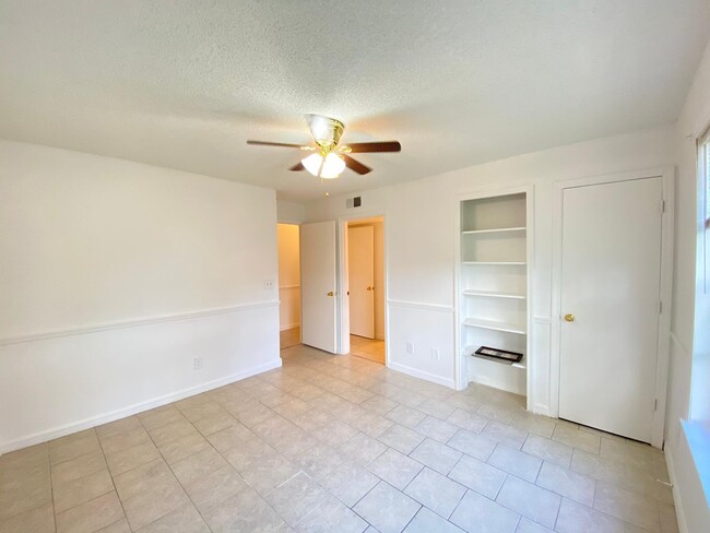 Building Photo - 6166 Westgate Dr