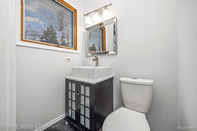 Building Photo - 2360 Pine View Dr