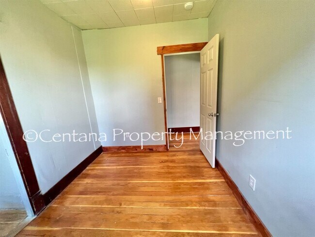Building Photo - Pet friendly house on Washington!