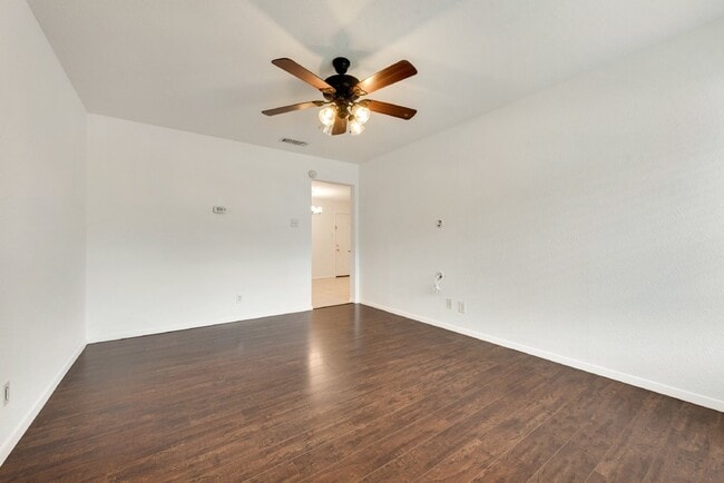 Building Photo - Completely renovated charming 3-Bed, 2-Bat...