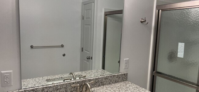 Building Photo - 3 Bedroom 3 Bath House Rental with Basemen...