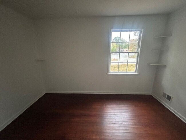 Building Photo - 3 bed, 1 1/2 bath  Forest Acres brick home located off of Satchel Ford Rd