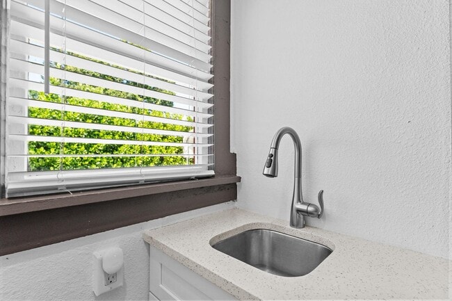 Building Photo - 2536 Burlington Ave N