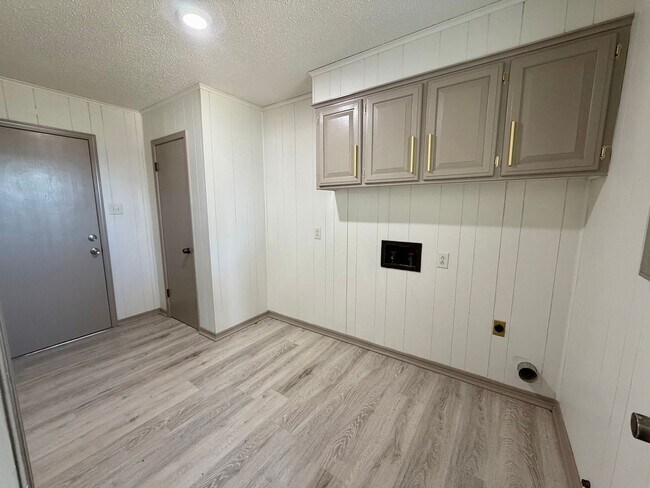 Building Photo - Beautifully Remodeled 3 Bedroom 2 Bathroom Home Available for Rent
