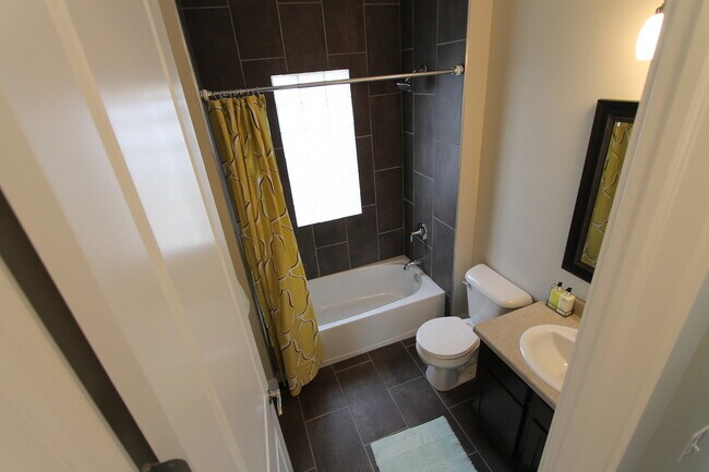 Building Photo - Large 3 bedroom 2.5 bath remodeled home! L...
