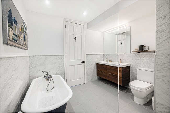 Building Photo - 276 Halsey St