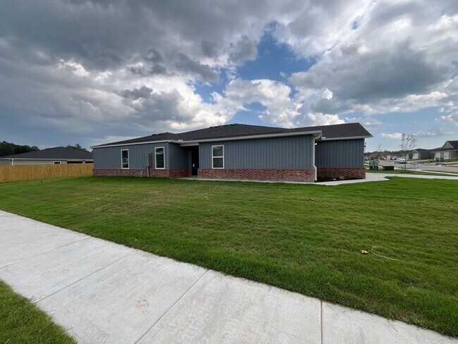 Building Photo - PRELEASING NOW!  NEW Three Bedroom | Two Bathroom Duplex in Bentonville