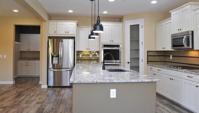 Building Photo - Stunning Executive Home (former model) in ...