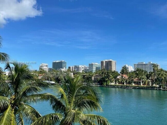 Building Photo - 9721 E Bay Harbor Dr