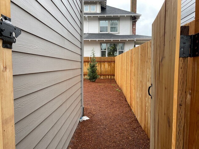 Building Photo - 5575 NE Killingsworth St