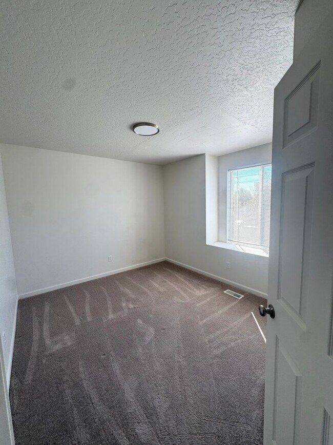 Building Photo - Spacious 5-Bedroom Home in Prime Nampa Location