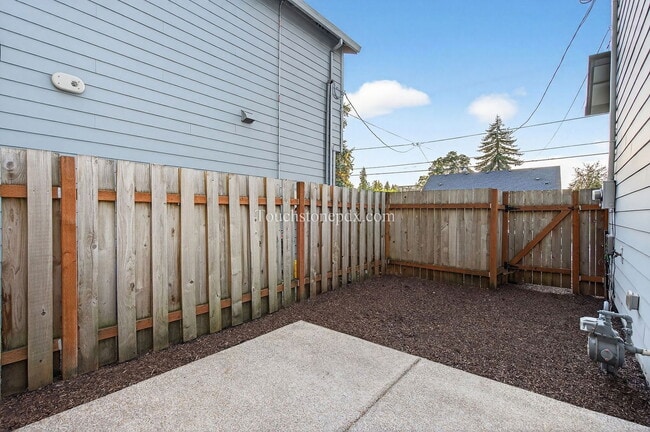 Building Photo - 13838 SE Knight St