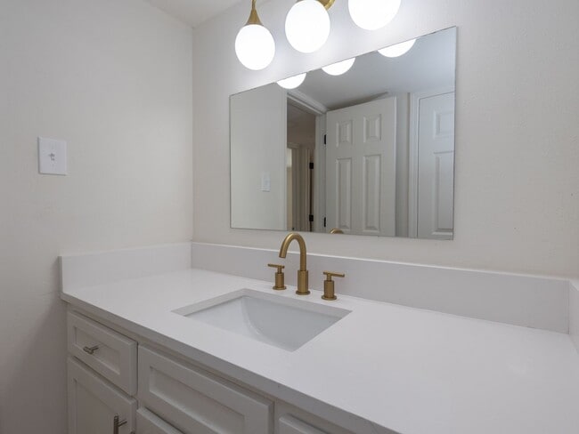 Building Photo - RENOVATED - 2BR/1BA FOR RENT