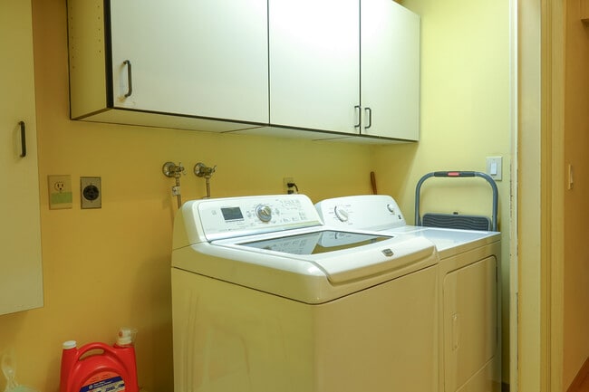 Building Photo - Furnished Single Story Home West of the Freeway